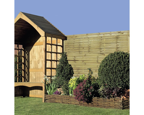 Aménagement paysager de jardin avec clôture en bois, parterre en osier et cabane en bois