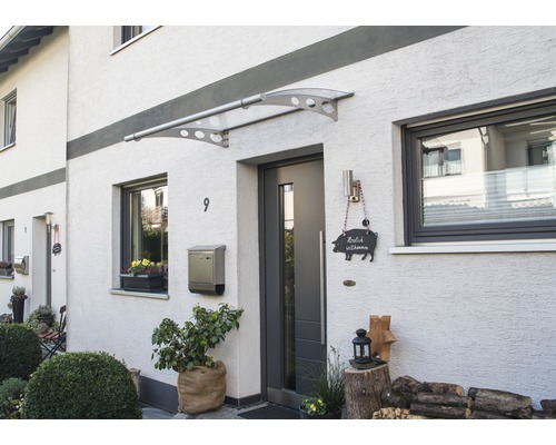 Espace d''entrée d''une maison avec auvent et porte d''entrée