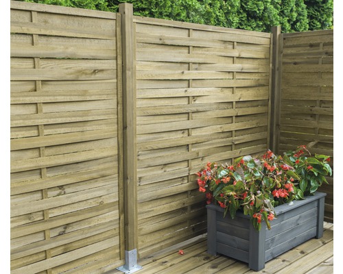 Clôture en bois avec jardinière en bois et fleurs