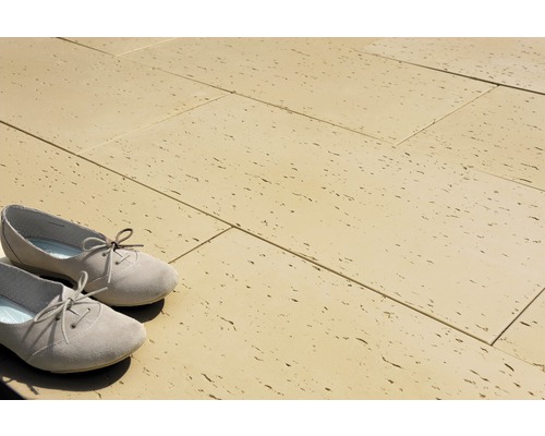 Carrelage de sol en travertin avec chaussures au format.
