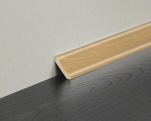 Sockelleiste aus Holz zwischen Wand und Boden