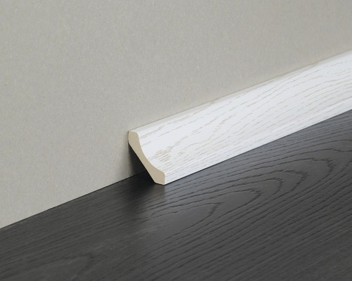 Plinthe en bois sur mur et sol