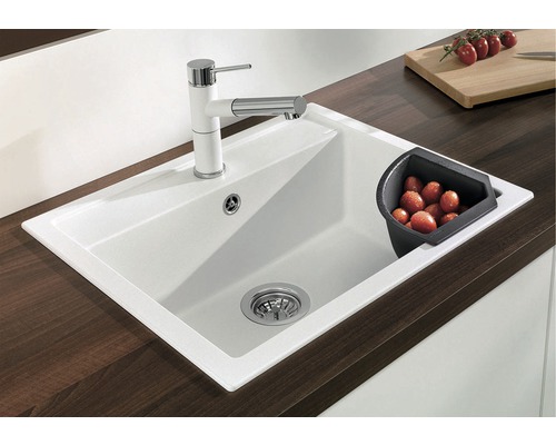 Spülbecken mit Armatur und Abtropfschale auf einer Arbeitsplatte.