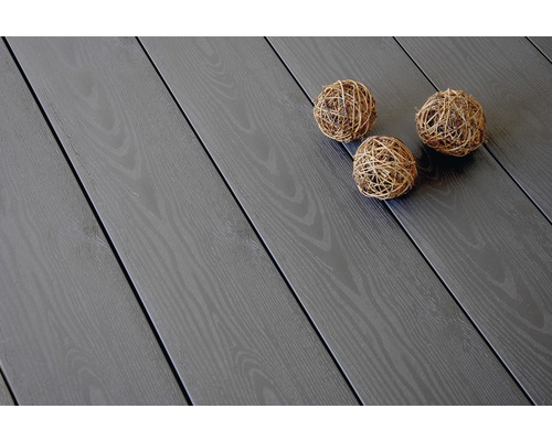 Terrassendielen aus Holz mit Dekoration