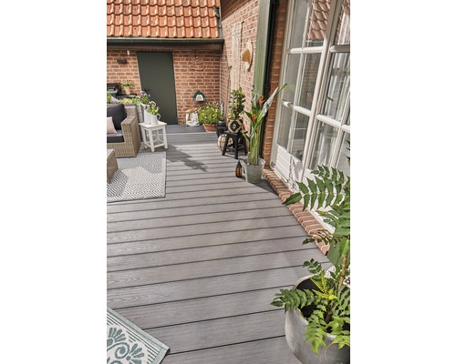 Terrasse avec lames de terrasse grises, mobilier de jardin et plantes