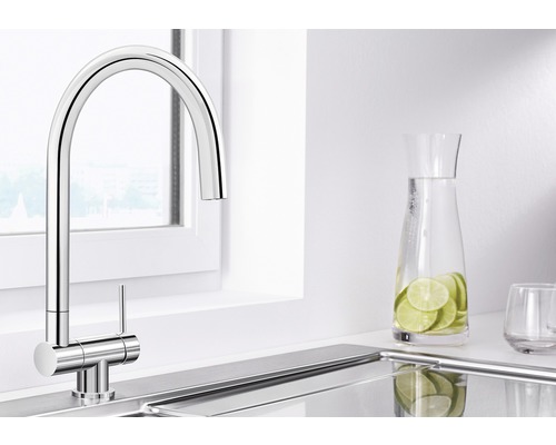 Robinet de cuisine en métal avec bec verseur haut près d''une fenêtre