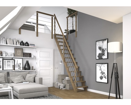 Salon avec escalier en bois et garde-corps à câbles d''acier menant à la mezzanine