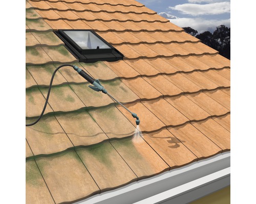 Dachreinigung mit Hochdruckreiniger auf einem Dach mit Dachfenster