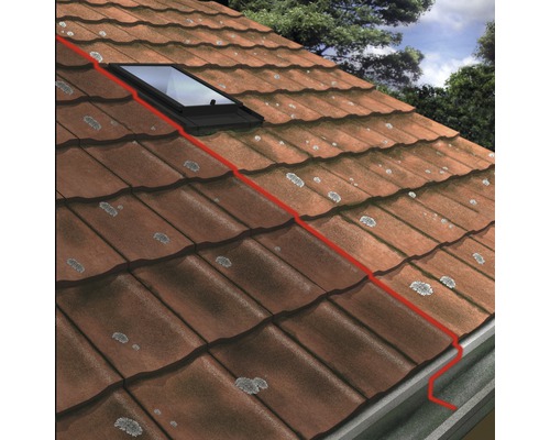 Dach mit Dachfenster und Dachziegeln