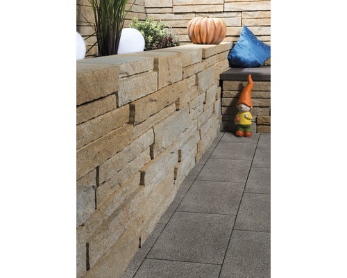 Mur de jardin en pierre avec décoration et pavés