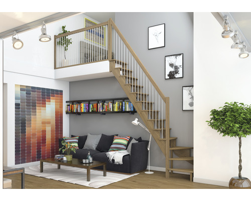 Salon avec escalier menant à la mezzanine, étagère à livres et canapé.