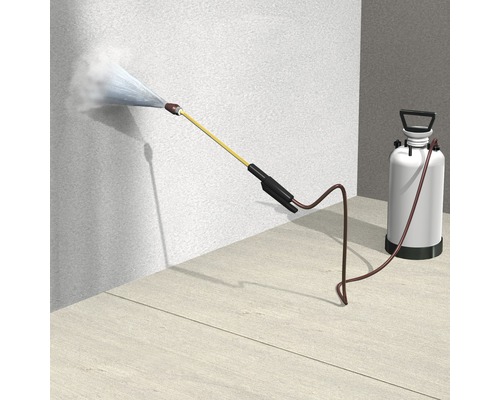 Drucksprüher im Einsatz gegen eine Wand