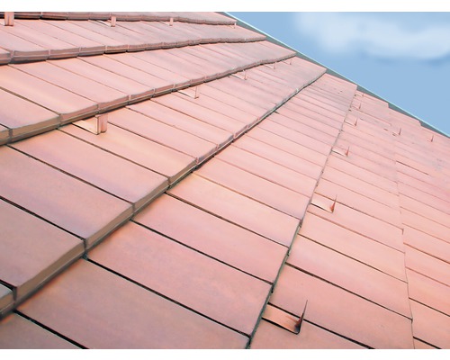 Nahaufnahme eines Daches mit Metalldachziegeln und Schneefanggitter