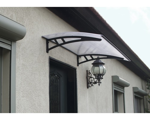 Haustürvordach mit Lampenattrappe am Haus