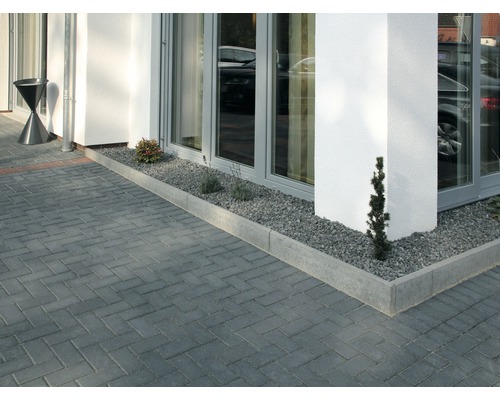 Extérieur avec pavés, bordures et parterre de gravier