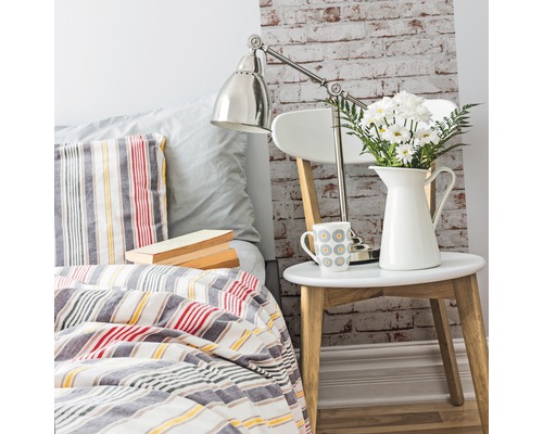 Chambre décorative avec lit, table de chevet, lampe et fleurs