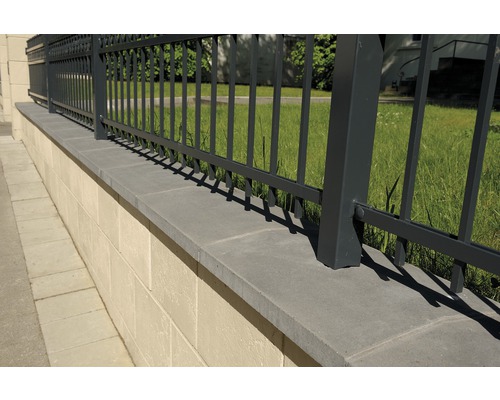 Mur avec recouvrement de clôture en pierre