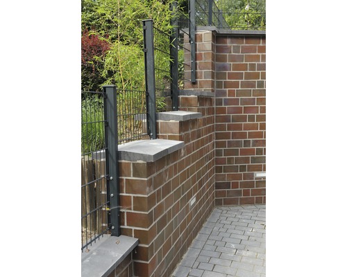 Extérieur avec clôture, mur de briques et pavés