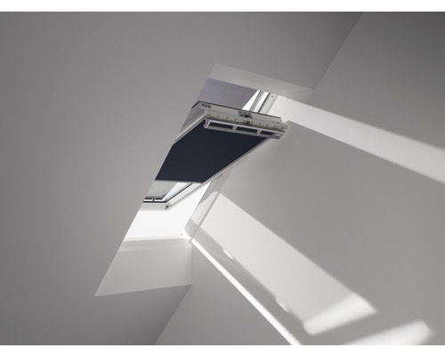 Dachfenster mit geöffnetem Verdunkelungsrollo