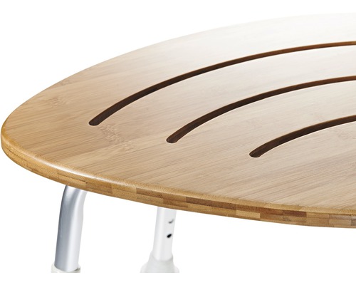 Vue détaillée d''un tabouret de douche en bambou avec pieds en aluminium.