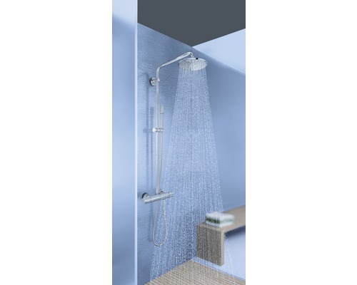 Duschgarnitur mit Kopfbrause und Thermostat in einem Badezimmer mit laufendem Wasser.