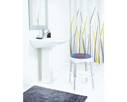 Salle de bains avec lavabo, miroir, rideau de douche et tabouret de douche pivotant