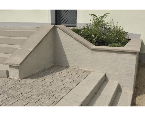 Aussentreppe aus Beton mit Pflanzbeet