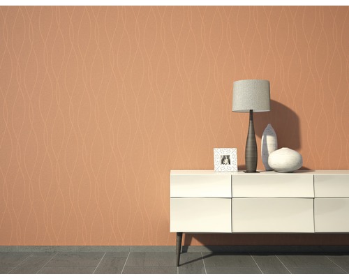 Salon avec papier peint à motifs, commode, lampe de table et décoration