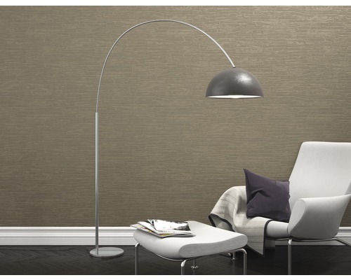 Salon avec lampadaire, fauteuil et tabouret