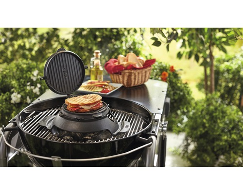 Grillszene mit Sandwich im Grill auf Gartenterrasse