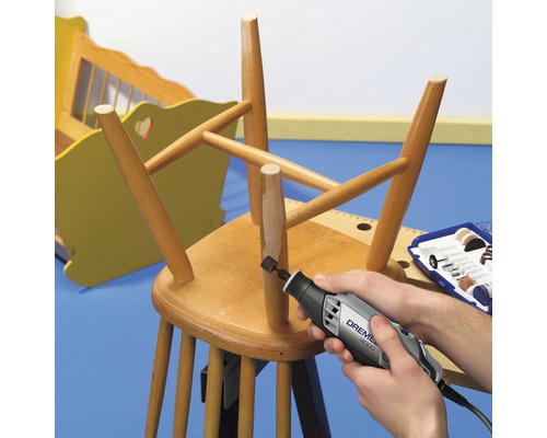 Outil Dremel Logo utilisé sur un pied de chaise