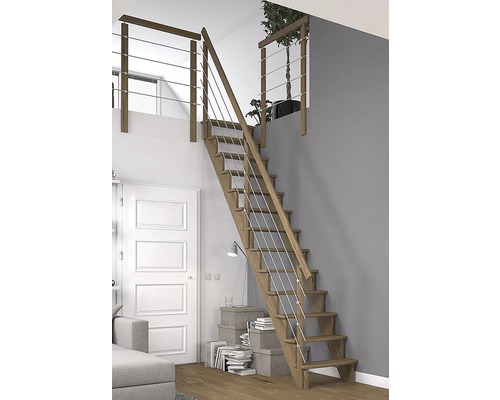 Escalier en bois avec câbles en acier inoxydable dans un espace de vie