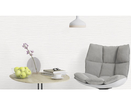 Espace de vie avec papier peint structuré, fauteuil et table d''appoint