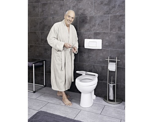 Badezimmer mit erhöhtem WC und Person im Bademantel