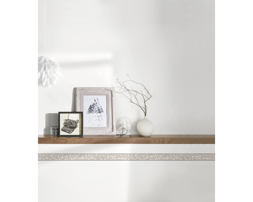 Dekorative Bordüre an einer Wand über einem Regal mit Dekorationen
