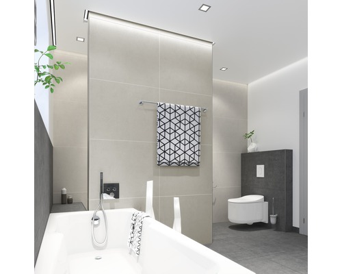 Salle de bains avec baignoire, WC, serviette et carrelage au design clair