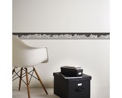 Bordure murale à motifs floraux dans une pièce