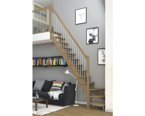 Escalier en bois avec rampe dans un espace de vie