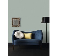 Scène avec canapé bleu, coussins, lampadaire et miroir