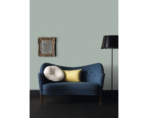 Scène avec canapé bleu, coussins, lampadaire et miroir