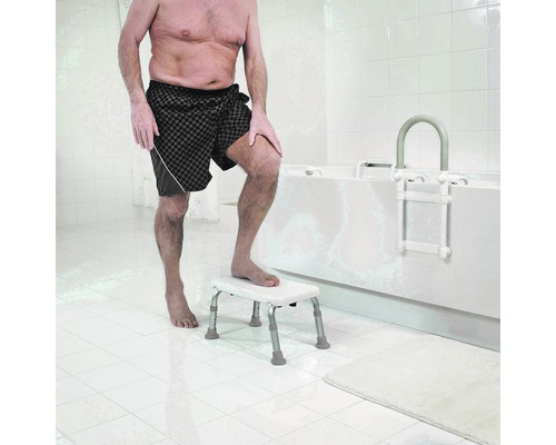 Un homme utilise un tabouret de bain et une échelle de bain dans la salle de bain.