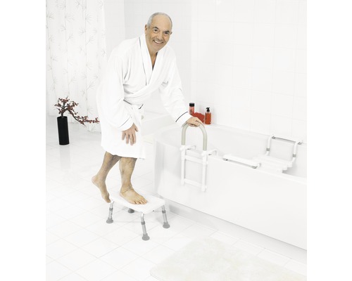 Un homme en peignoir utilise un marchepied de baignoire, une planche de bain et un siège de bain dans la salle de bains.