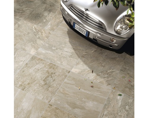 Bodenfliesen im Aussenbereich mit Auto