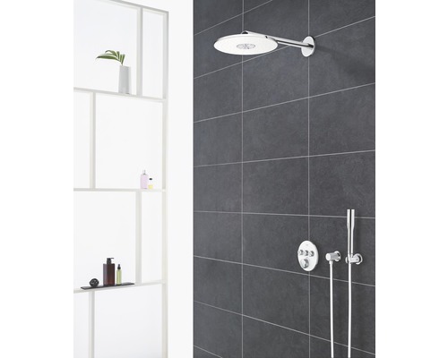 Duschsystem mit Kopfbrause, Handbrause und Thermostatmischer in einem Badezimmer mit grauen Fliesen