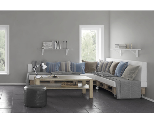 Wohnzimmer mit Palettenmöbeln, bestehend aus Couch, Tisch und Hocker