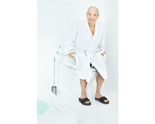 Salle de bains adaptée aux seniors avec toilettes et barre d''appui