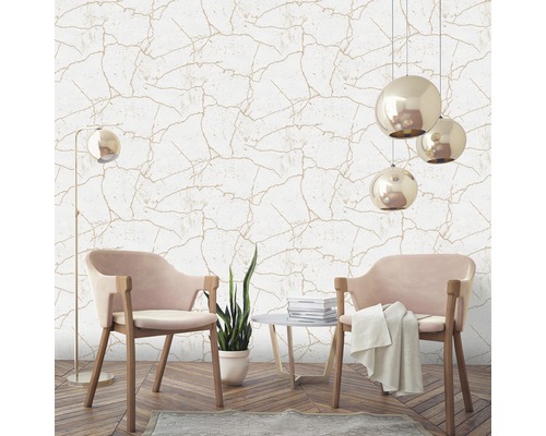 Wohnraum mit Marmor-Tapete, Sesseln, Stehleuchte und Hängeleuchten für eine stilvolle Einrichtung