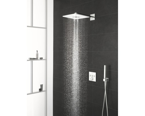 Quadratische Duschkopf Installation im Badezimmer mit Regler und Handbrause