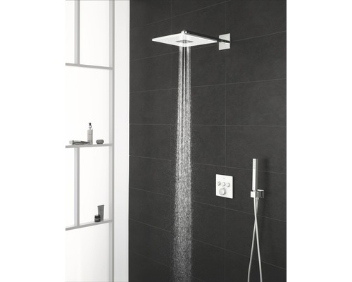 Quadratische Kopfbrause mit Wasserstrahl in modernem Badezimmer