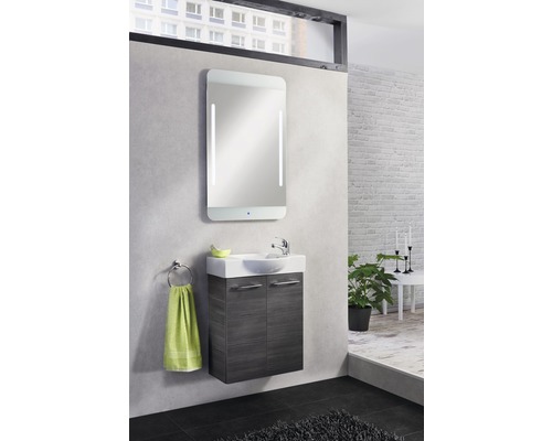 Modernes Badezimmer mit Waschbeckenunterschrank, Spiegel und Handtuchhalter